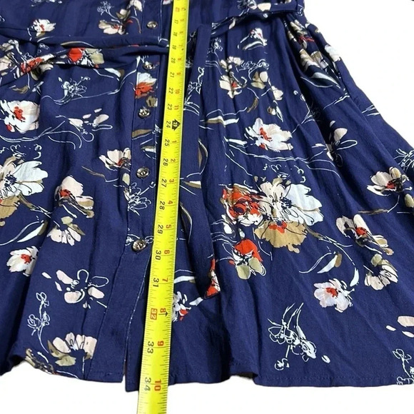 Suzy Shier Blue floral wrap dress ,
tie waist, button front ,seam pockets,EC - Picture 11 of 12